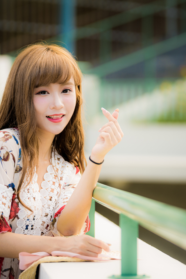 Милая улыбающаяся азиатка в платье 