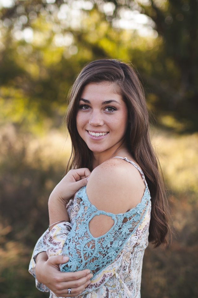 Милая улыбающаяся девушка в лесу 