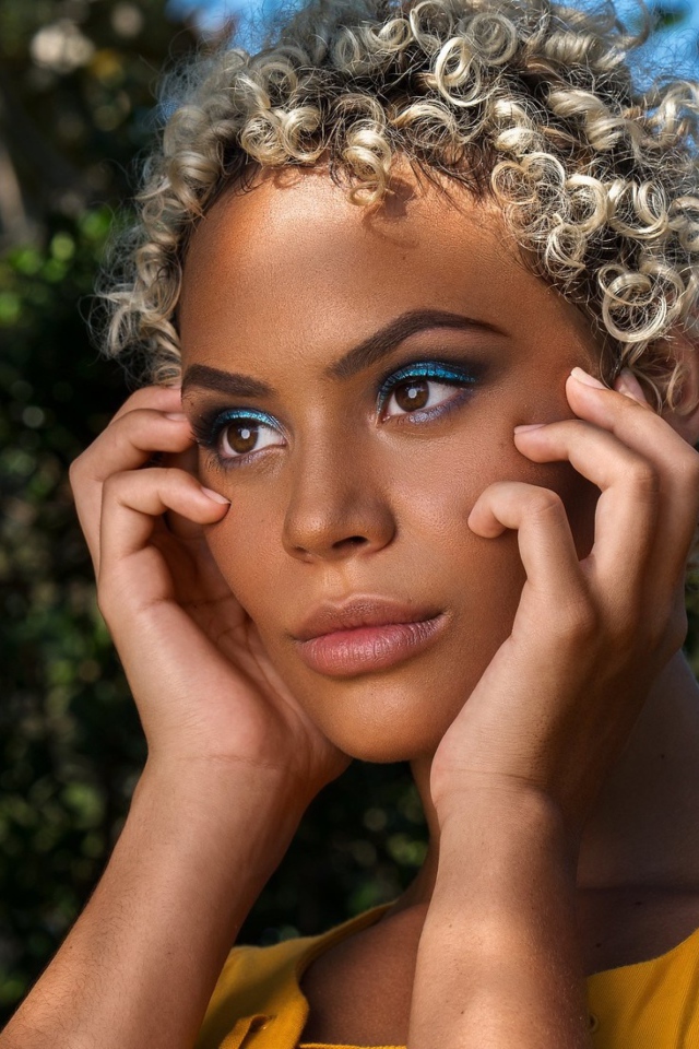 Темнокожая девушка с кудрявыми волосами