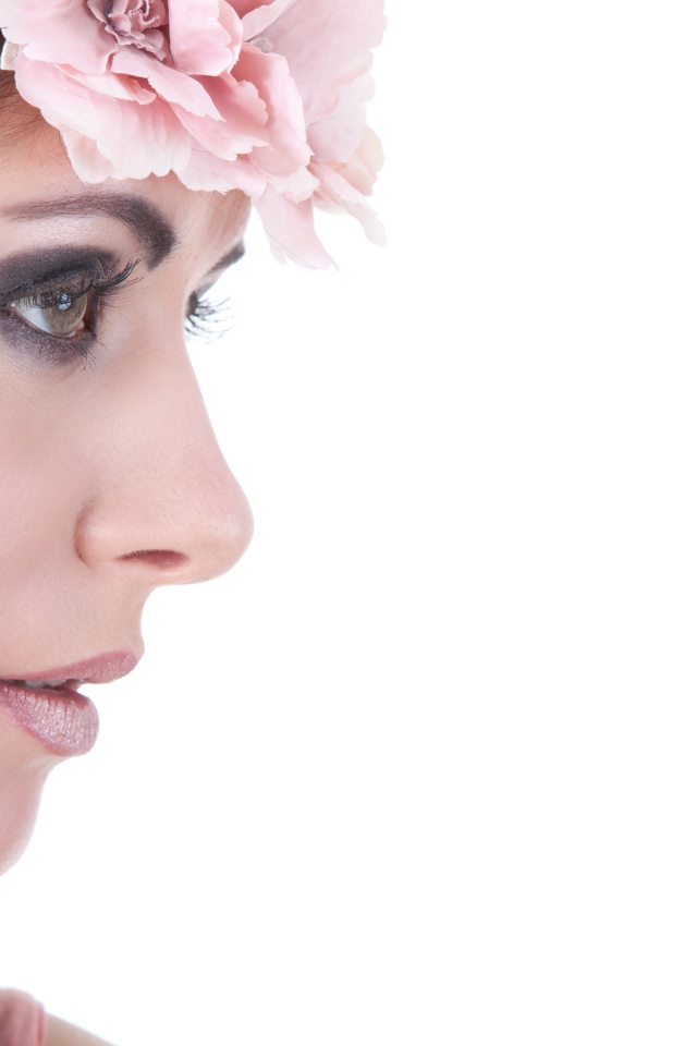 Лицо красивой девушка на белом фоне