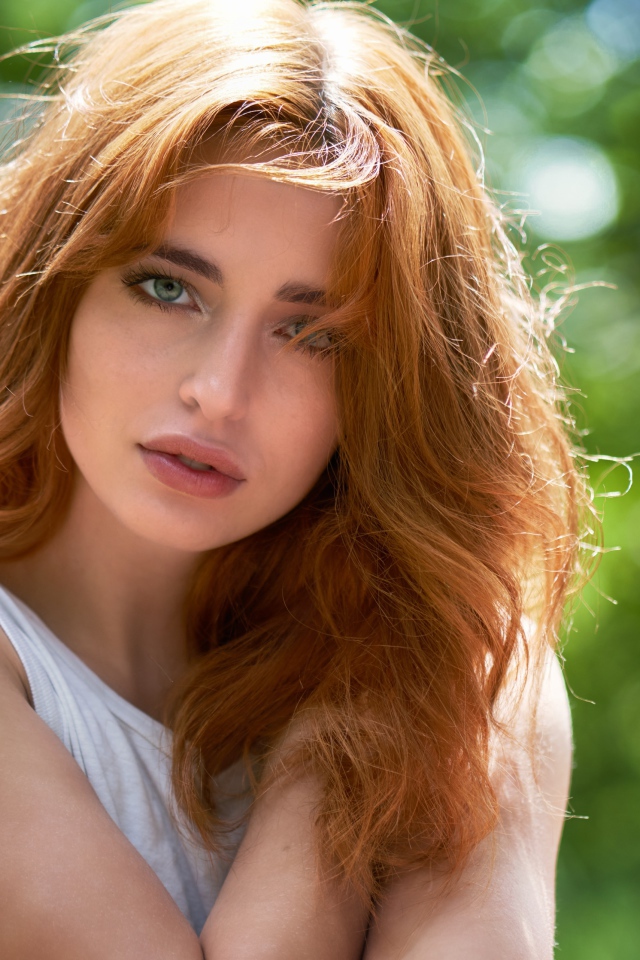 Нежная зеленоглазая девушка с рыжими волосами