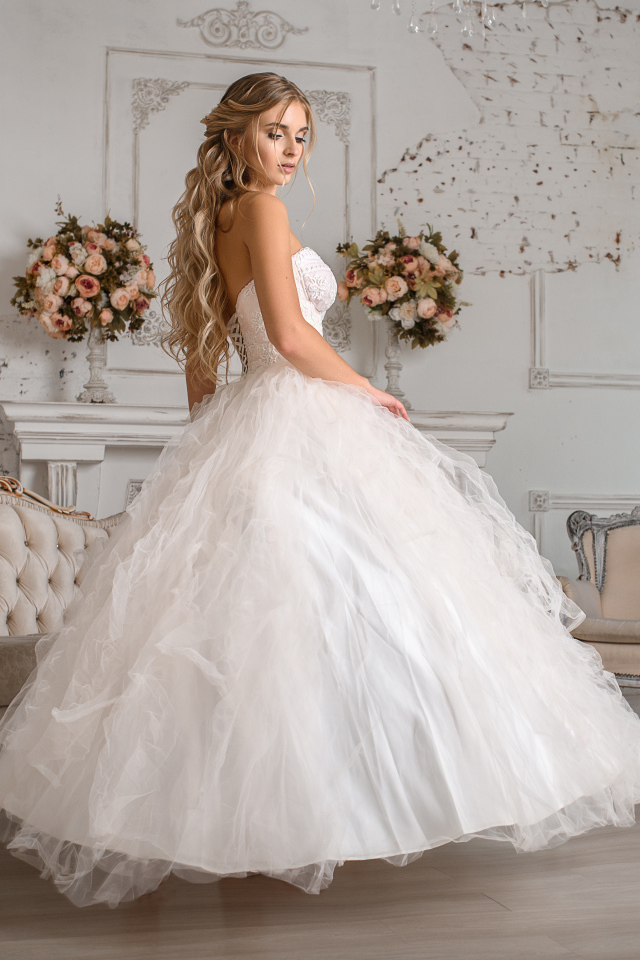 Девушка невеста в красивом белом платье 