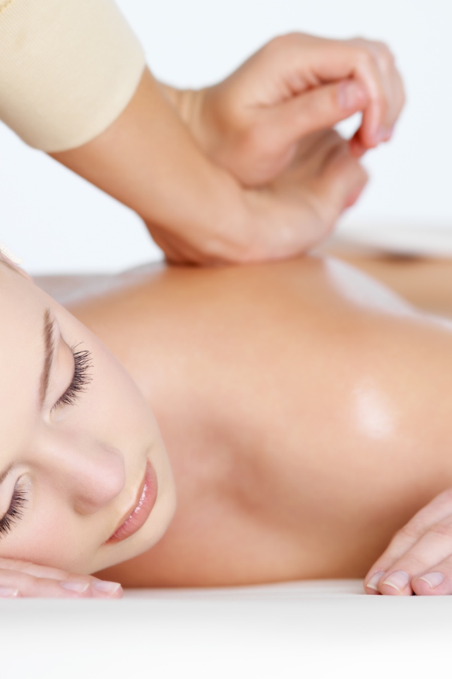 Девушке делают массаж 