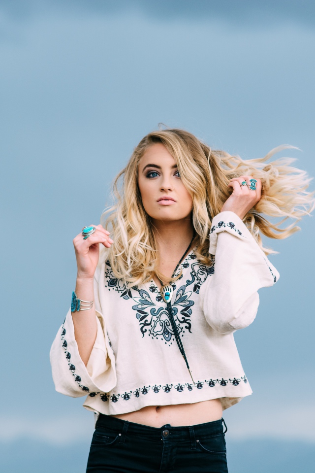 Девушка в красивой рубашке на фоне неба 