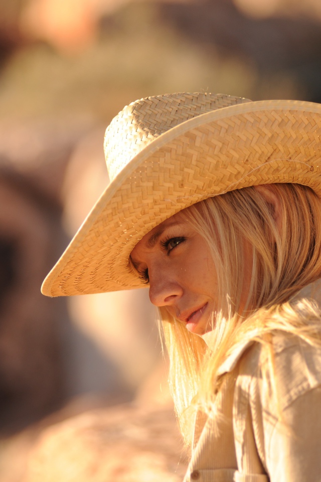 Девушка в ковбойской соломенной шляпе 