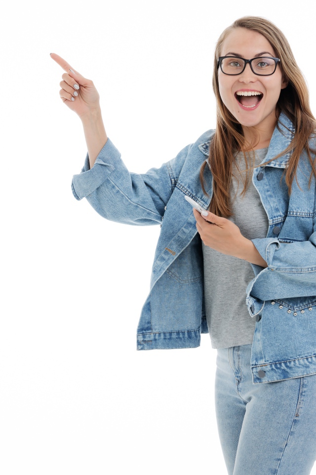 Девушка в джинсовом костюме в очках на белом фоне