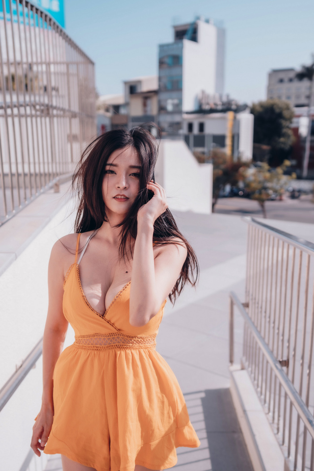 Девушка в коротком платье у перил 