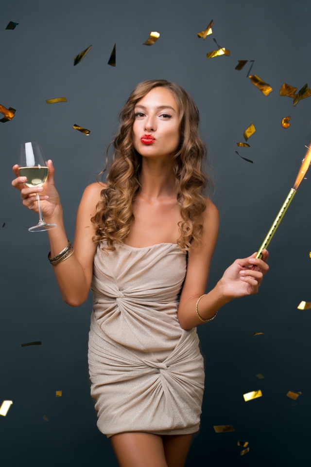Девушка в коротком платье отмечает праздник 