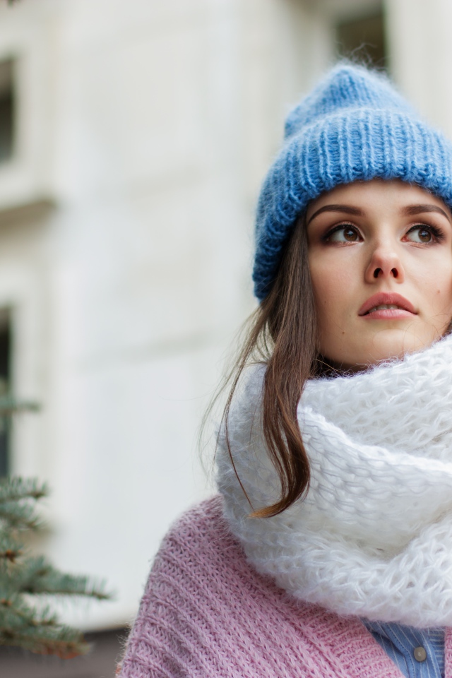 Девушка  в теплой голубой шапке с белым шарфом