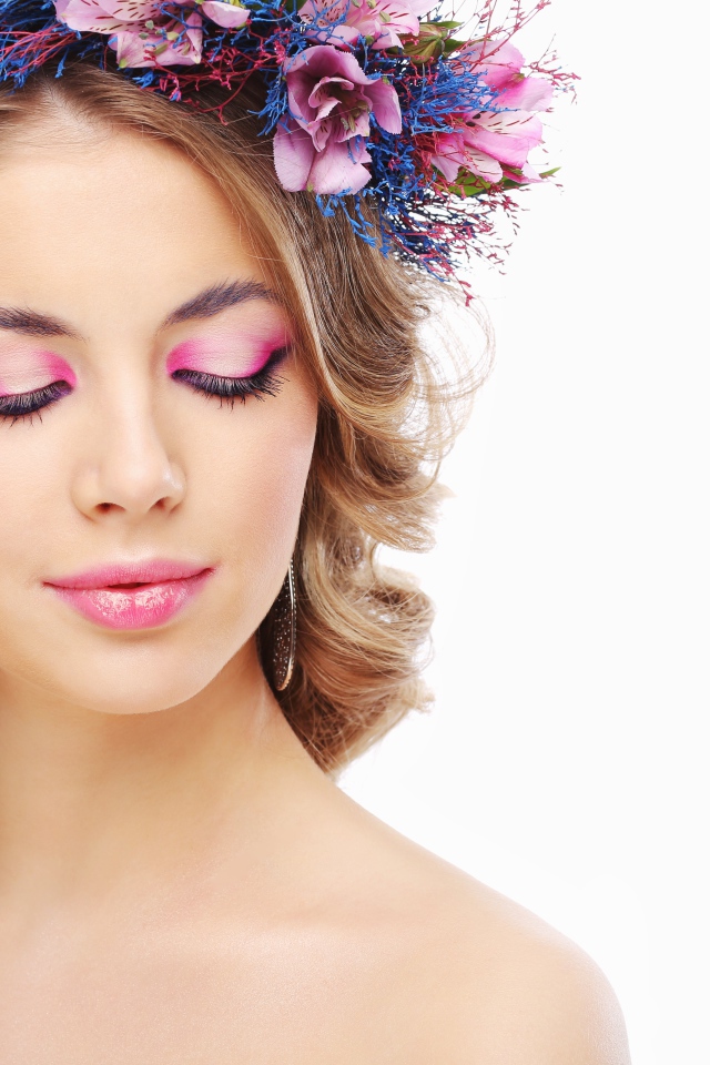 Девушка модель с закрытыми глазами с розовым макияжем на белом фоне