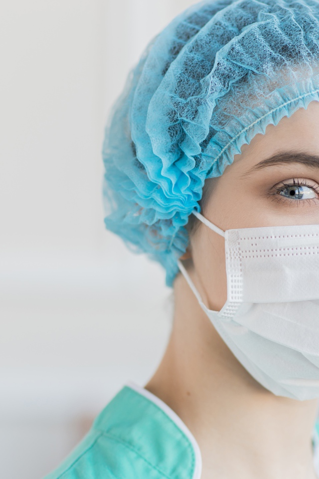 Девушка медсестра в маске в больнице 
