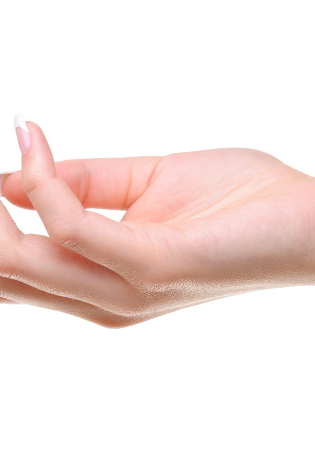 Рука девушки с красивым маникюром 