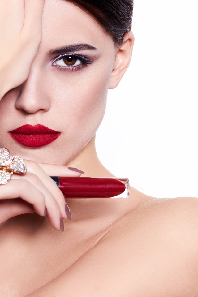 Девушка с ярким макияжем на лице на белом фоне с 