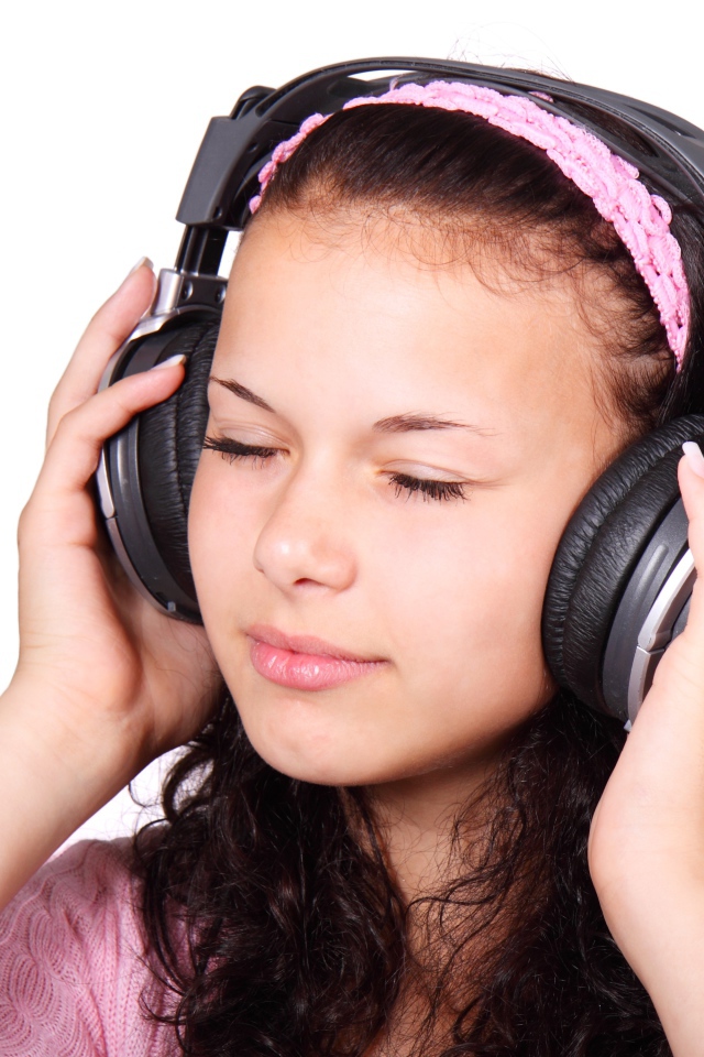 Девушка с закрытыми глазами в наушниках 