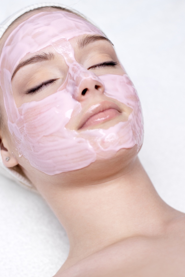 Девушка с закрытыми глазами на столе  у косметолога 