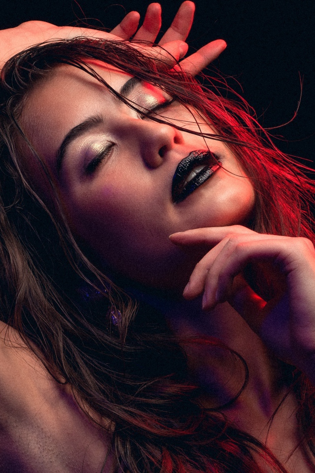 Девушка с закрытыми глазами с черной помадой на губах 