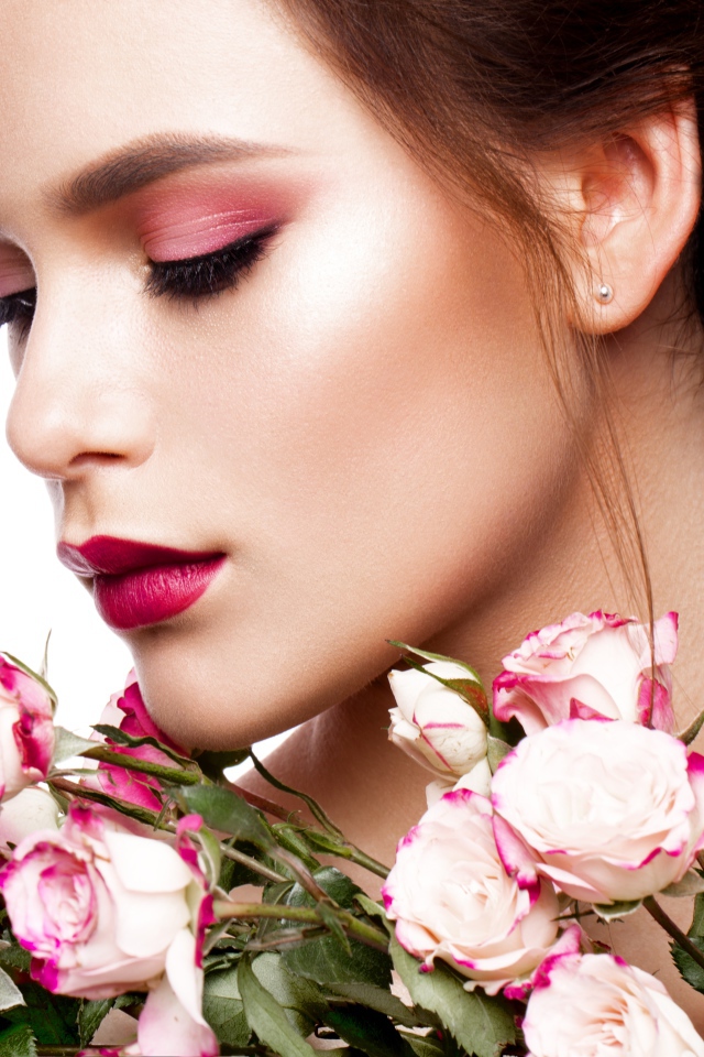 Девушка с нежным макияжем с букетом роз в руках