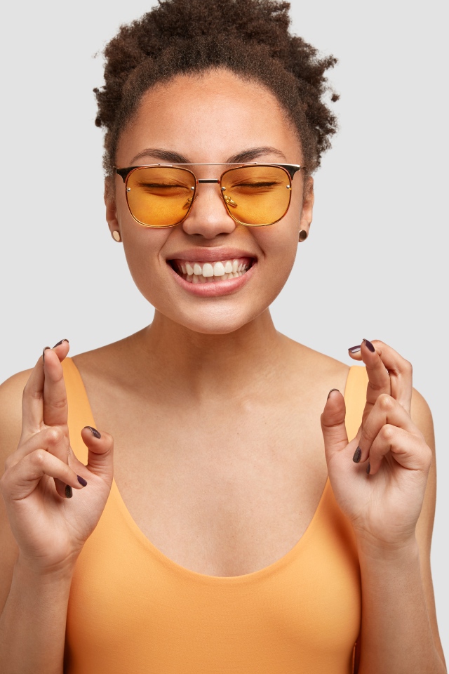 Девушка в очках загадывает желание 