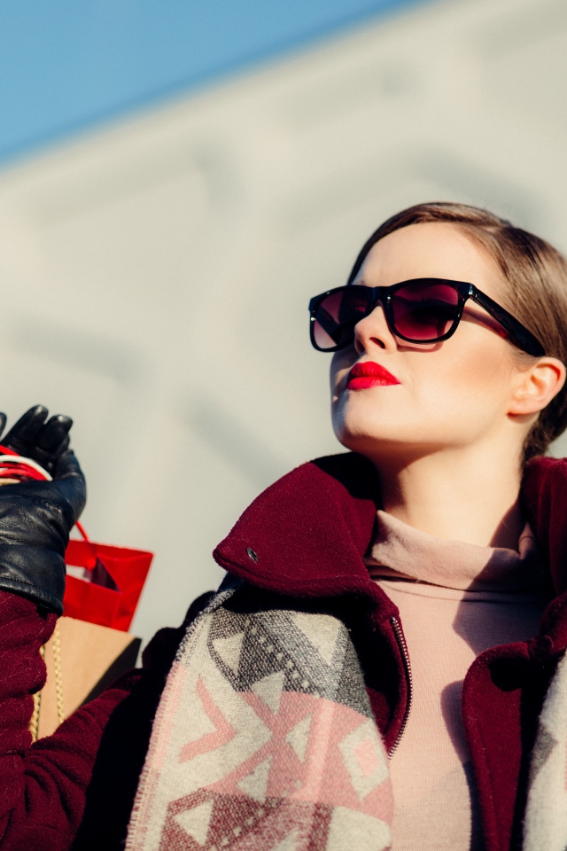 Девушка в очках с покупками 