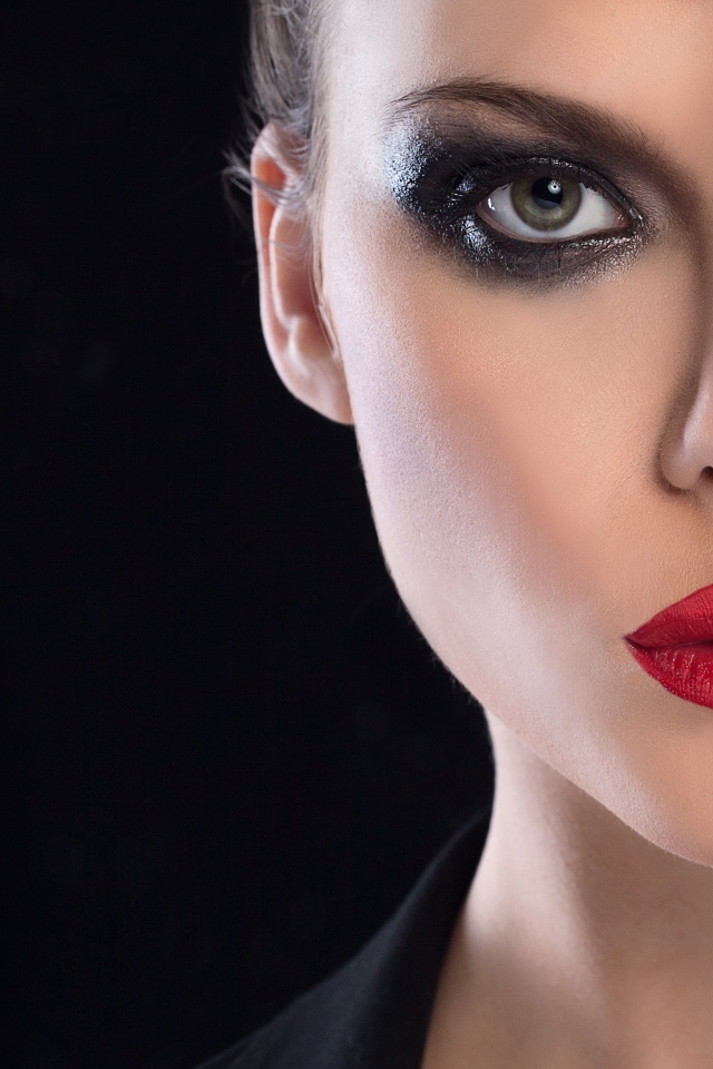 Девушка с макияжем закрывает лицо веером