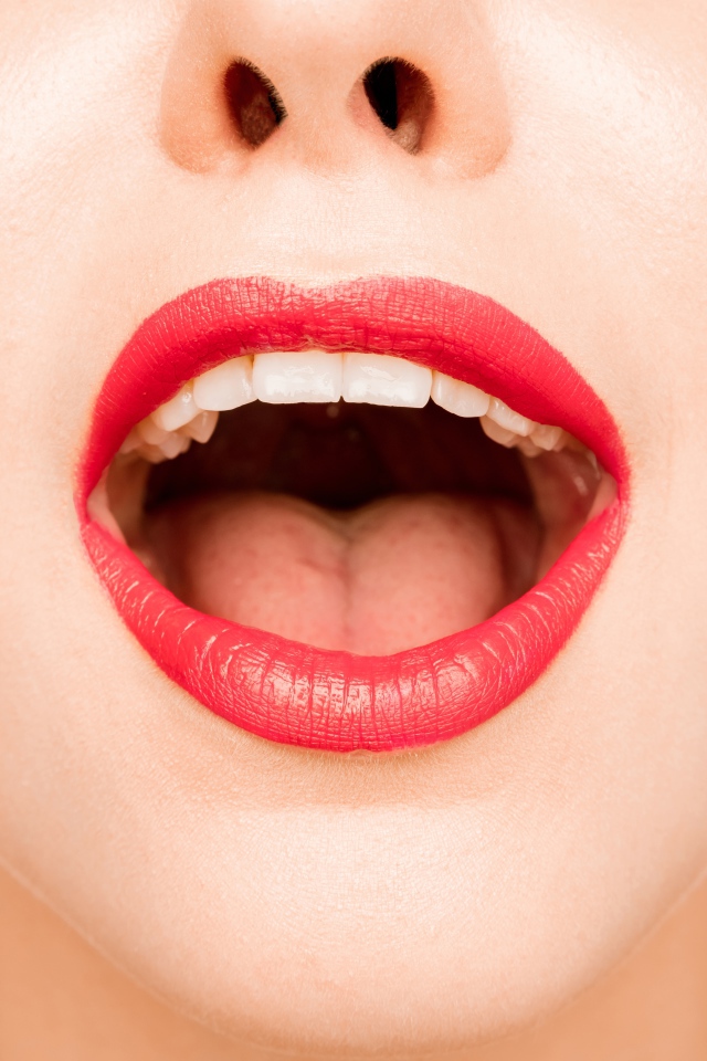 Девушка с красными губами открыла рот 