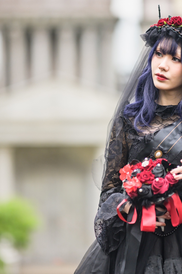 Девушка в черном платье на праздник Хэллоуин 