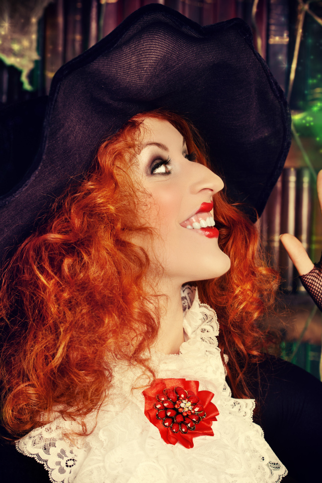 Рыжеволосая девушка в костюме ведьмы на Хэллоуин
