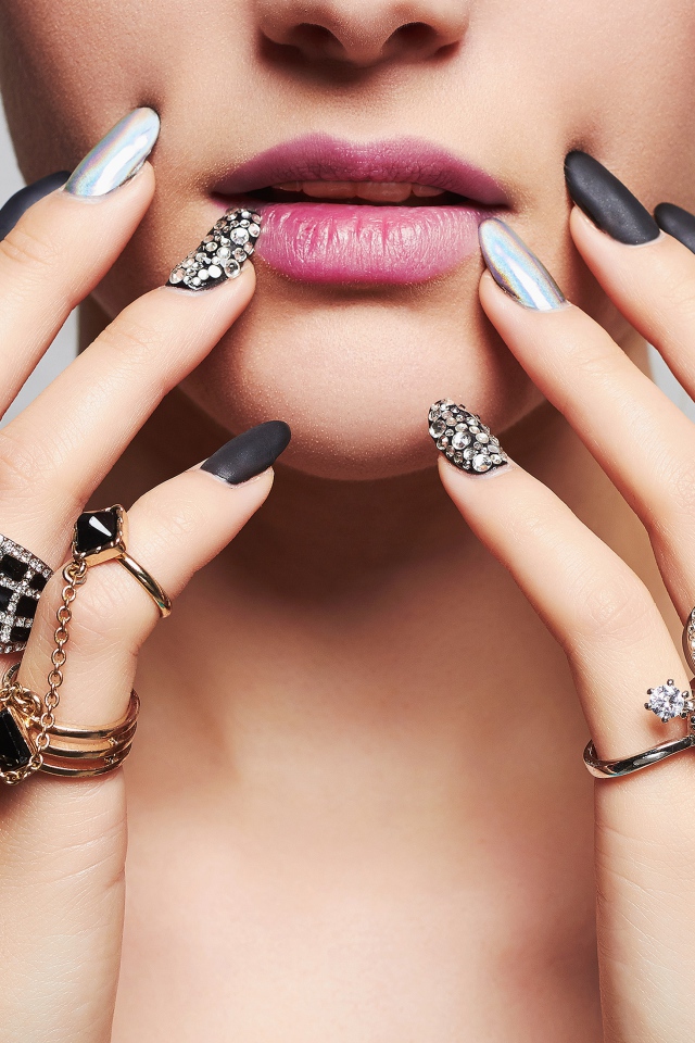 Руки девушки с дорогими кольцами с бриллиантами 