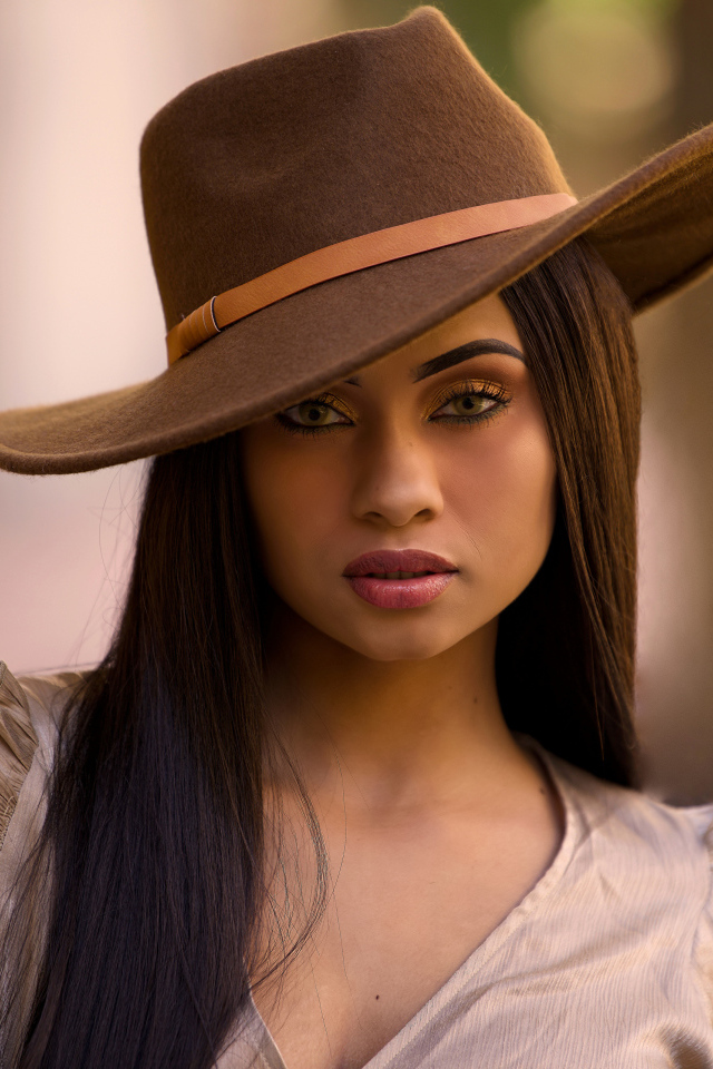 Длинноволосая шатенка в шляпе