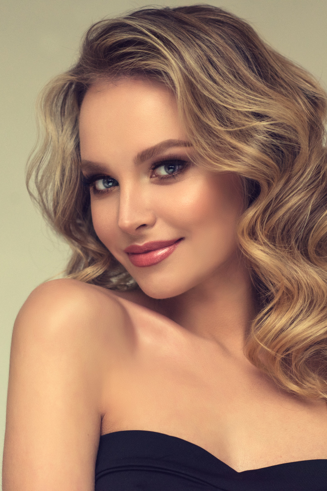 Милая улыбка длинноволосой голубоглазой блондинки