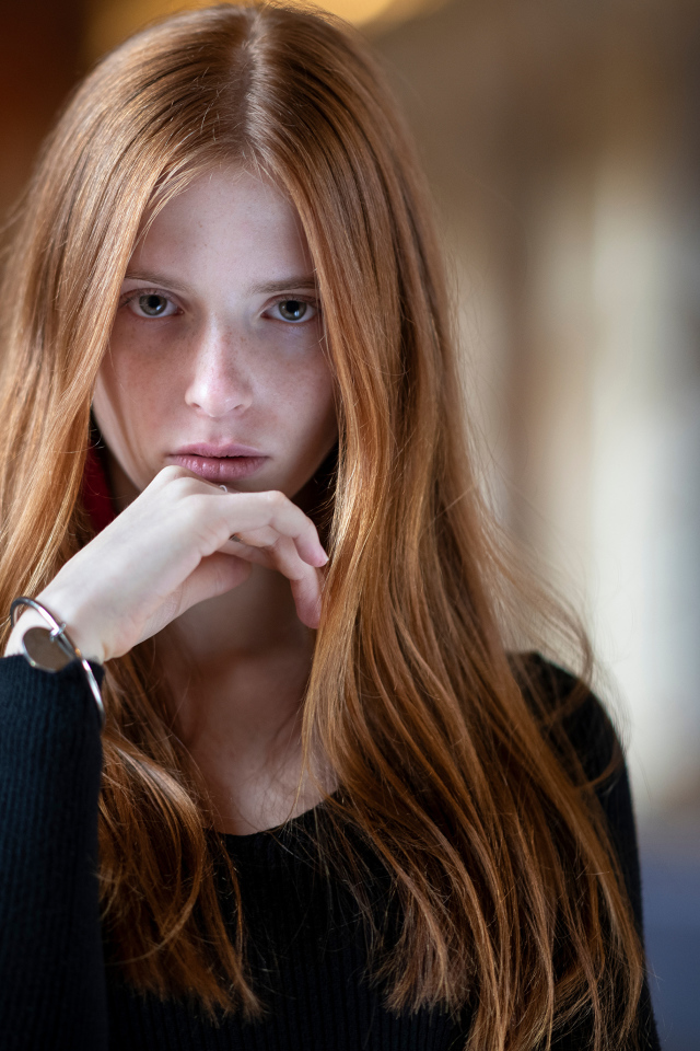 Милая девушка с длинными волосами без макияжа 