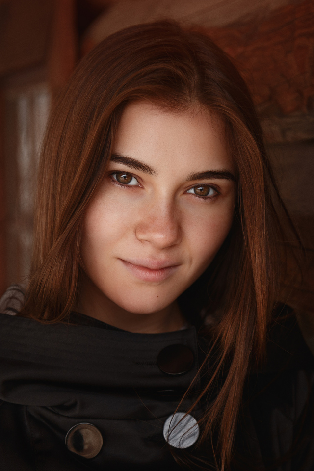 Настоящая девушка в черном плаще