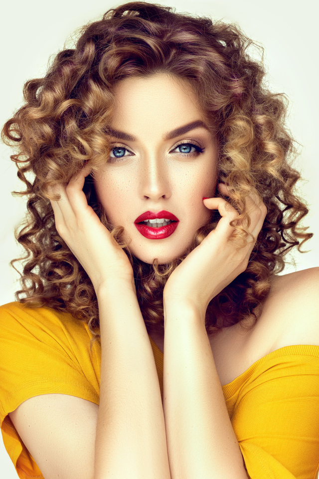 Настоящая девушка с голубыми глазами на белом фоне