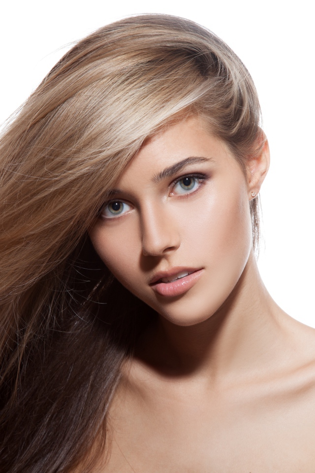 Настоящая молодая девушка блондинка с длинными волосами