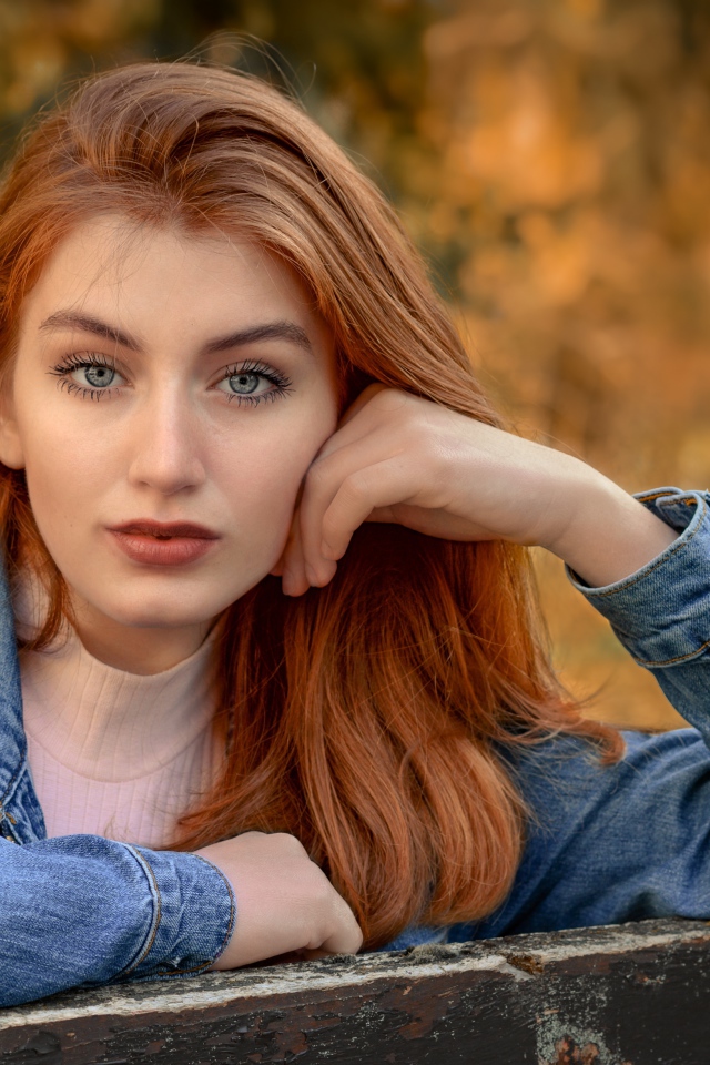Рыжеволосая девушка в джинсовой куртке 