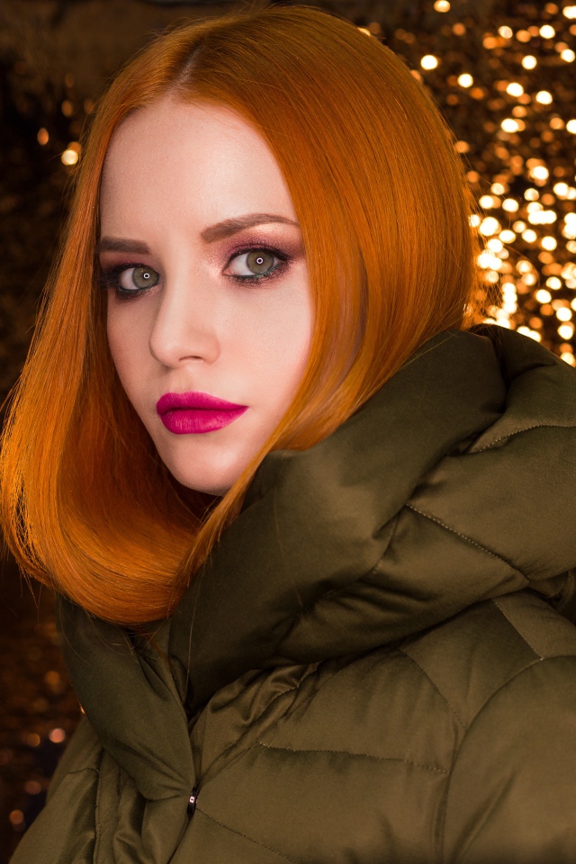 Рыжеволосая девушка на золотистом фоне 