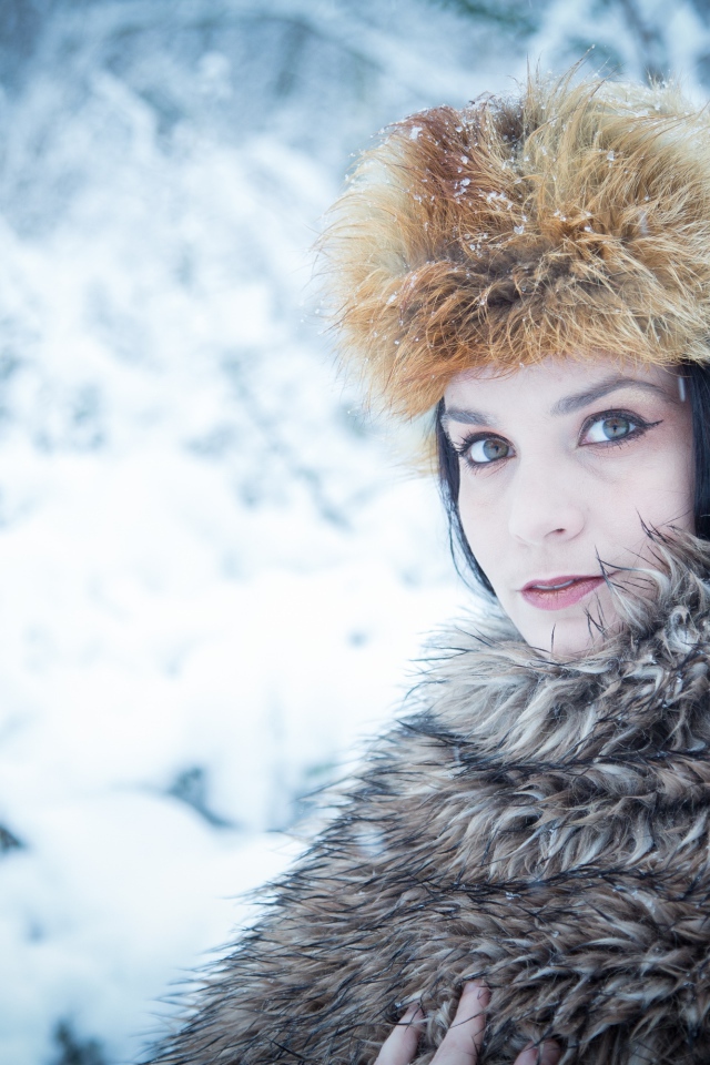 Русская женщина  в меховой накидке зимой