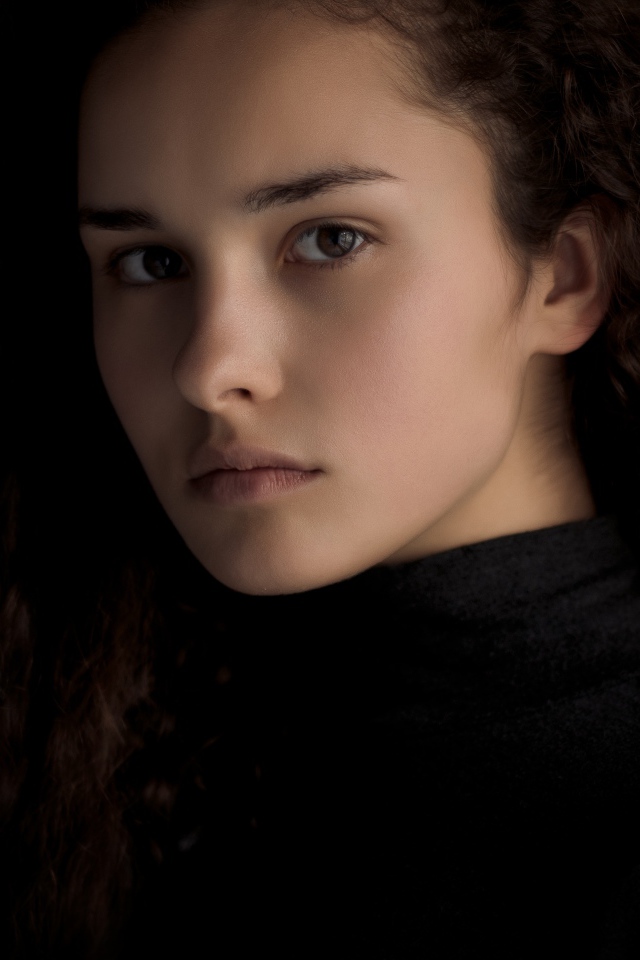 Грустная кареглазая девушка с длинными волосами