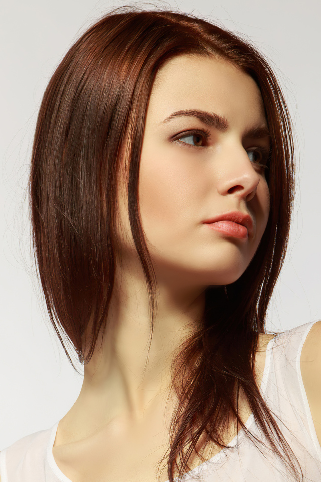 Грустный взгляд  молодой девушки 