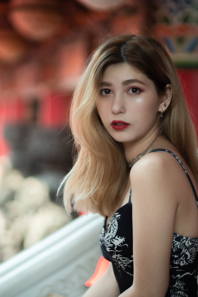 Грустный взгляд молодой стройной девушки