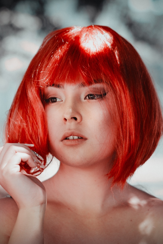 Грустная рыжеволосая девушка с карими глазами