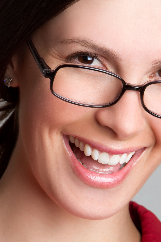 Улыбающаяся деловая женщина в очках