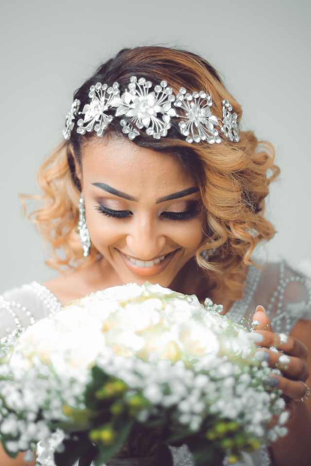 Улыбающаяся девушка невеста с букетом цветов 