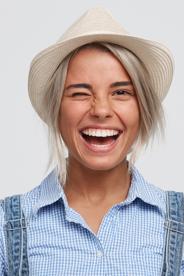 Улыбающаяся девушка фермер в шляпе 