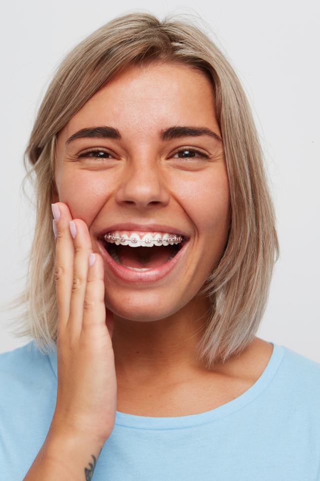 Улыбающаяся девушка с брекетами 