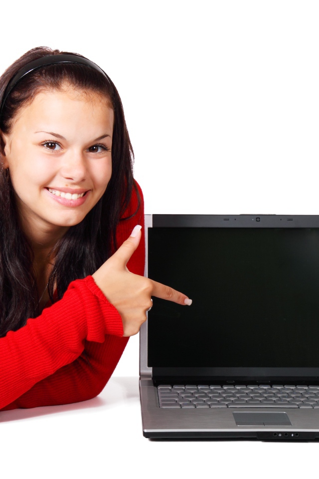 Улыбающаяся девушка с ноутбуком на белом фоне