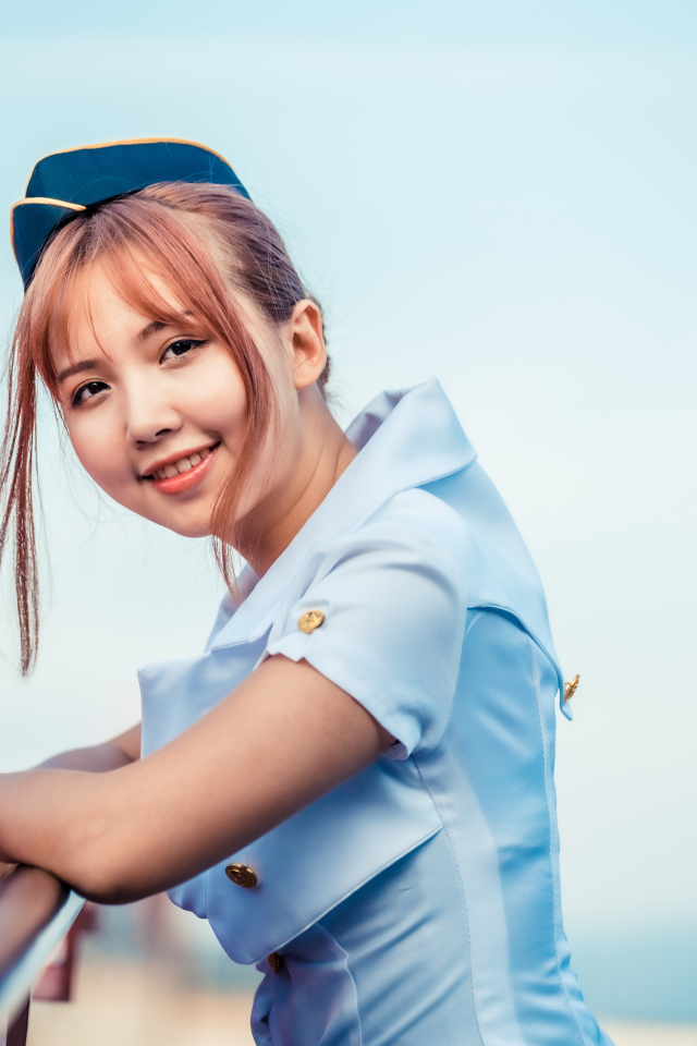 Девушка стюардесса в синей рубашке 