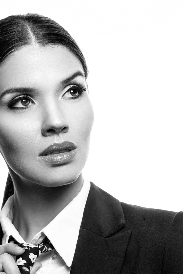 Стильная девушка в костюме на белом фоне