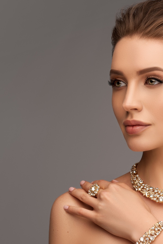 Стильная женщина с дорогими украшениями на теле 