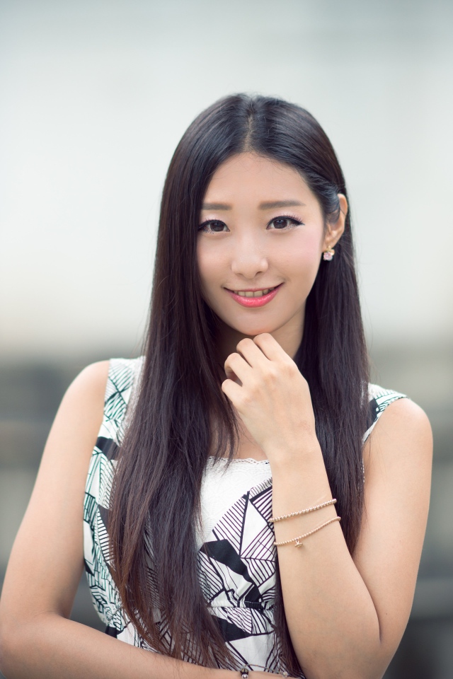 Нежная девушка азиатка с длинными волосами 